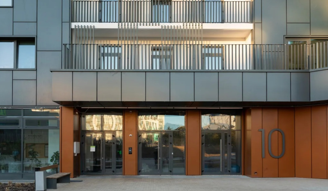 Vstupné dvere do bytového domu – tu sa neoplatí šetriť